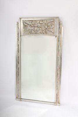 une image représentant un miroir posé sur une surface blanche, avec un fond blanc
