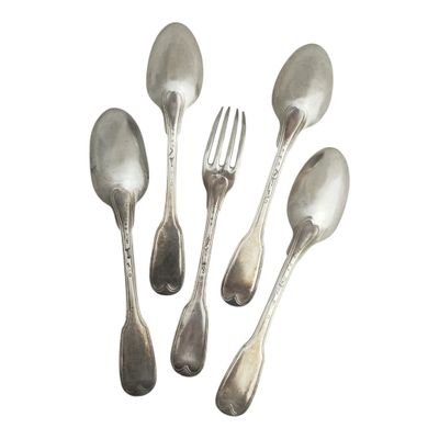 quatre cuillères et une fourchette en argent sur une surface blanche