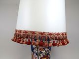 une lampe posée sur une table à côté d'une lampe