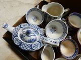 un plateau sur lequel sont posés des assiettes et des tasses bleues et blanches