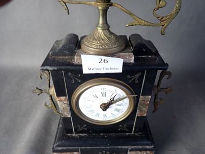 une horloge posée sur une table