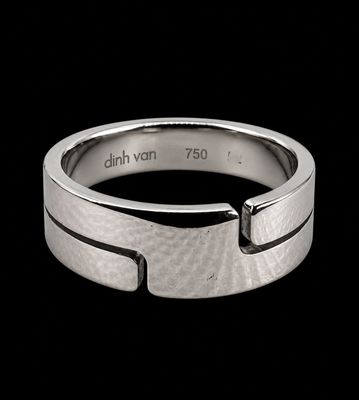 un gros plan d'une bague sur fond noir