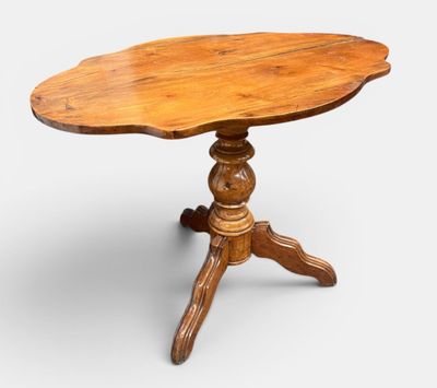 une vieille table en bois avec un plateau en bois sur fond blanc
