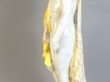 figurine représentant un homme tenant une banane dans la main droite