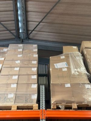 plusieurs boîtes sur une palette dans un entrepôt
