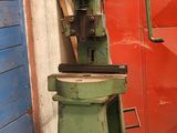 une machine qui se trouve dans une pièce à côté d'une porte rouge