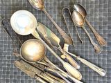 beaucoup de cuillères en argent et de cuillères sur la table