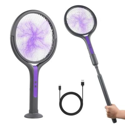 un gros plan d'une personne tenant une raquette de tennis, éclairée par une lumière violette