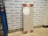 une photo d'un morceau de carton posé devant un mur