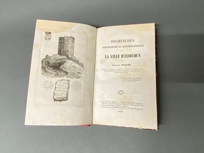 un livre ouvert sur lequel est dessiné un château