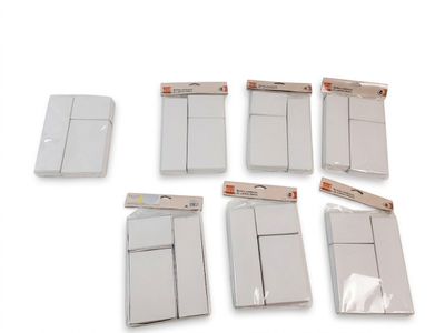 plusieurs feuilles de papier blanc sont empilées les unes sur les autres