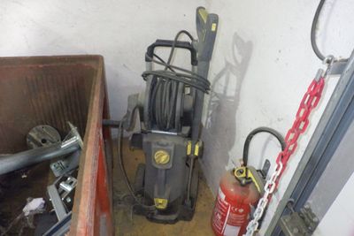 une image représentant une pièce dans laquelle se trouvent tout un tas d'outils