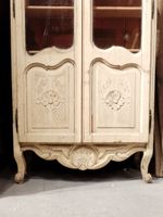 Vitrine en bois laqué à 3 faces. (photo 2)