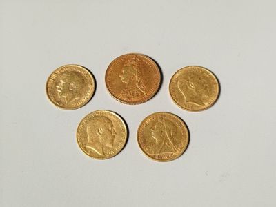 quatre pièces d'or sont disposées en cercle sur une surface blanche