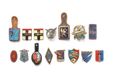 plusieurs types de badges sur une surface blanche