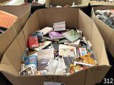 une boîte remplie de livres posée par terre