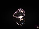 gros plan d'un diamant violet sur une surface noire