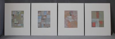 trois tableaux encadrés, de couleurs et de formes différentes, accrochés au mur