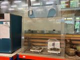 une pièce dont les étagères regorgent d'objets variés