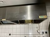 une hotte en acier inoxydable au milieu d'une cuisine