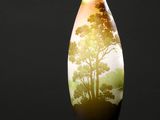 un gros plan d'un vase orné d'un arbre, posé sur une table