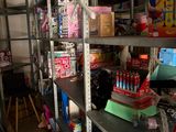 de nombreuses étagères remplies de jouets dans cette pièce