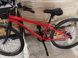 un vélo rouge posé devant une boîte