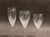 trois verres à vin posés sur une table