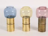 trois vases en verre de couleurs différentes placés les uns à côté des autres
