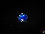gros plan d'un diamant bleu sur une surface noire