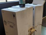 une boîte sur laquelle est posée une bouteille de bière