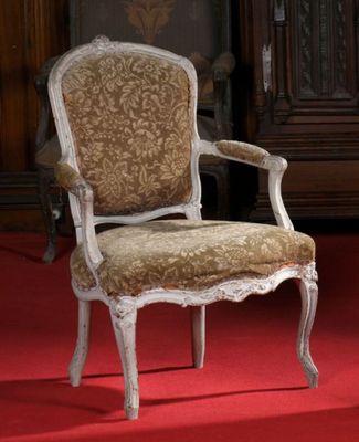 une chaise posée sur un tapis rouge dans une pièce