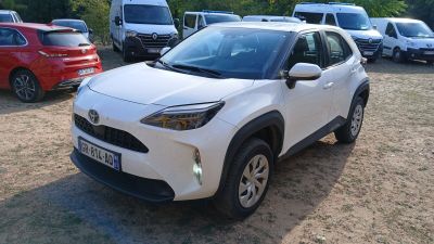 une Toyota C-HR blanche garée sur un parking