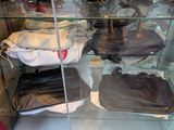 une vitrine en verre contenant plusieurs sacs