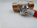 un gros plan d'une pipe rouge et argentée avec un manche rouge