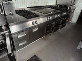 une cuisine équipée d'une cuisinière, d'un four et d'un lave-vaisselle