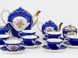 service à thé en porcelaine bleue et blanche comprenant une théière, des tasses, des soucoupes et des cuillères