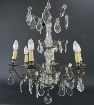 Lustre à pampilles à six bras de lumières.