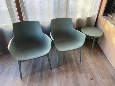 trois chaises placées les unes à côté des autres sur un plancher en bois
