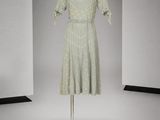 une image d'une robe sur un mannequin