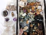 une boîte remplie de cailloux et de pierres posée sur une table