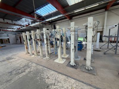 de nombreuses machines qui sont entreposées dans un bâtiment