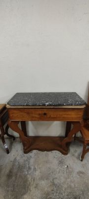 deux chaises et une table dans le coin d'une pièce