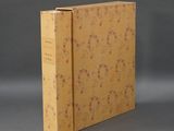 un vieux livre à la couverture fleurie posé sur une table