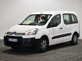 la camionnette blanche est garée dans une pièce au sol en damier