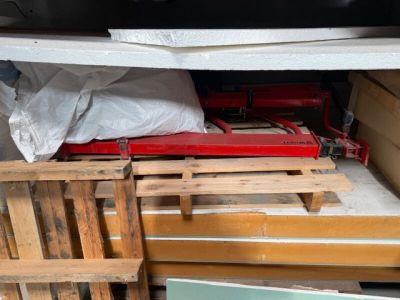 un tas de palettes en bois et de cartons à l'arrière d'un camion