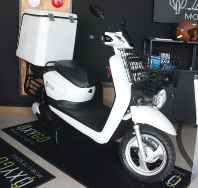un scooter blanc équipé d'un panier à l'arrière