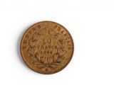 gros plan d'une pièce de monnaie sur une surface blanche