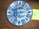 une assiette bleue et blanche posée sur une table en bois