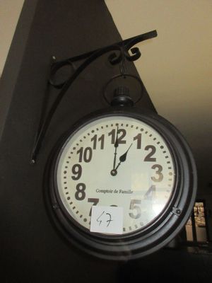 une horloge accrochée au mur